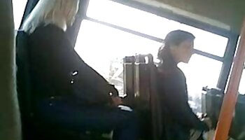 Bad babe cúi xuống để lấy xxx au mi tiền mặt